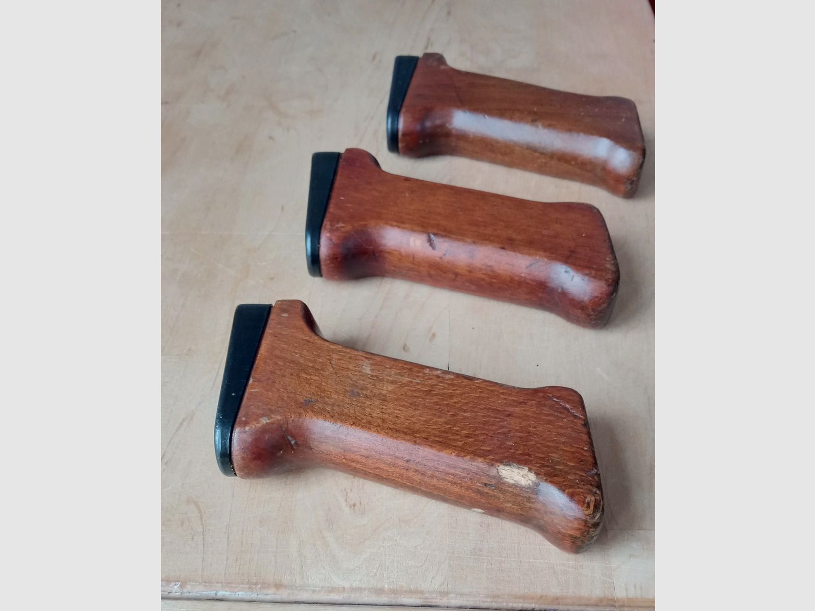 Original Ungarische AMD-63 Pistolengriffe aus Buchenholz inkl. Stahl Ferrule  // AMD 65 AK AKM Griff Buche Holz