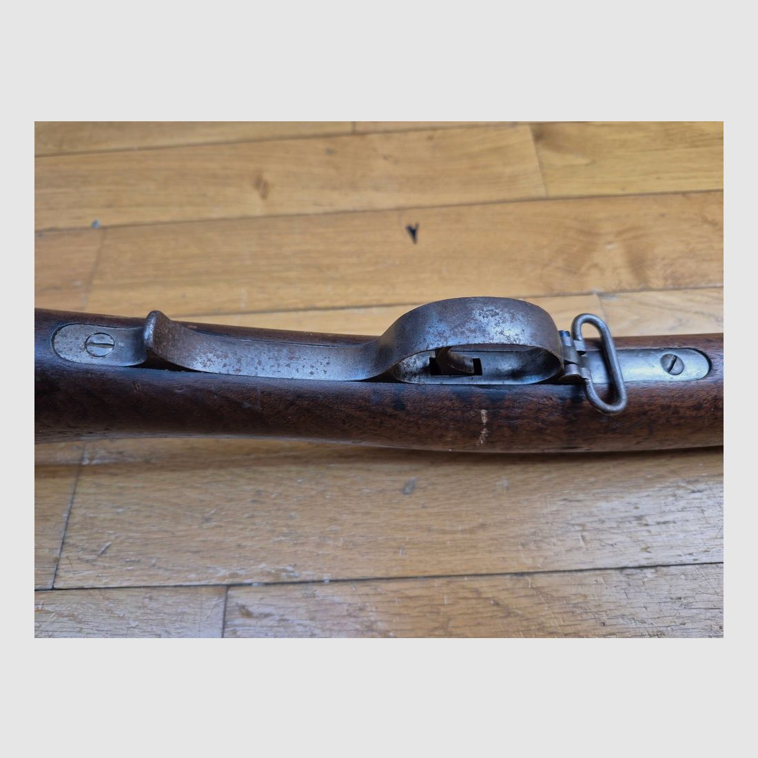 Nieodnaleziony rosyjski karabin regulacyjny Berdan Nr. 1 Model 1868 – Kal. 4,2 Linii – Ekstremalnie rzadkie wyprodukowane przez Colt Hartford w latach 1869/70 – Tylko 30 000 broni – Punkt wyjścia dla całego nowoczesnego uzbrojenia rosyjskiego – Orzechowe drewno TBE – Doskonała nienauszona mechanika – Piękne brązowienie i marmoryzacja w zamku – Wspaniały luf – Doskonały stan ogólny – Jedna z największych rzadkości regulacyjnego uzbrojenia XIX wieku – TBE++!, zdjęcie 13 z 39