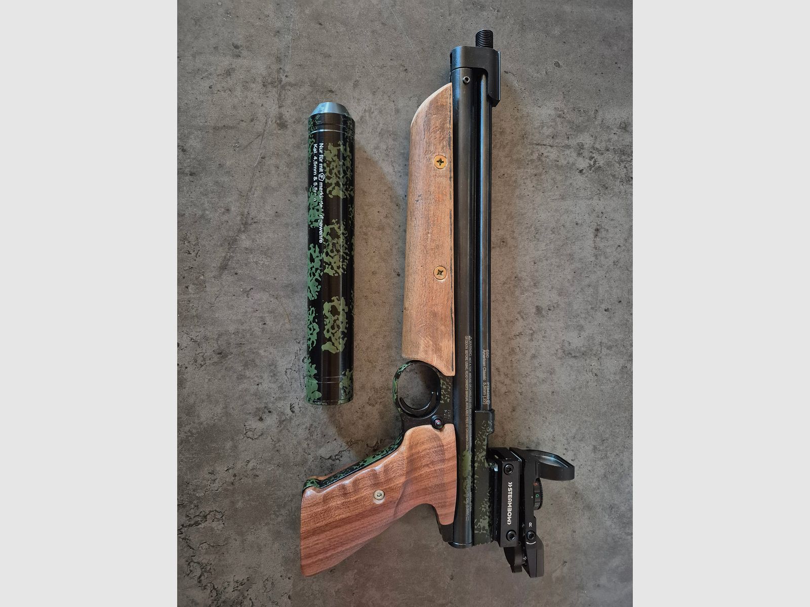 Crosman 1322 z tłumikiem i celownikiem Red Dot pistolet pneumatyczny