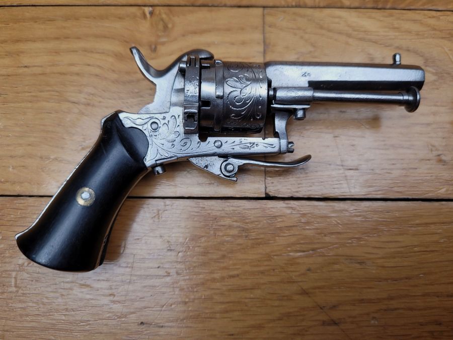 Hermoso mini revólver en raro calibre 5mm broche – fabricación de Lieja – finamente grabado – hermosas empuñaduras de ébano – buena mecánica – muy buen estado, imagen 2 de 15