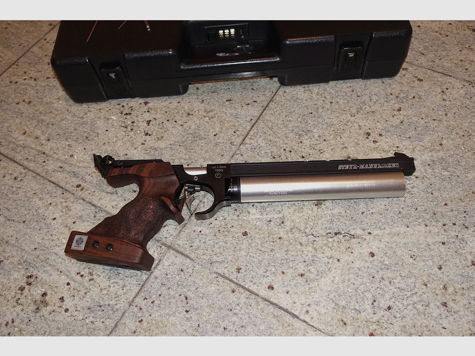 Matchpistool Steyr LP10 met accessoires / Grip S of M