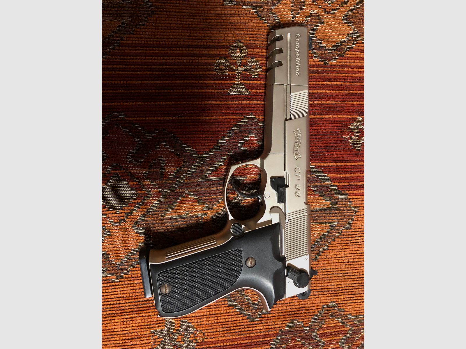 Walther CP88 Competición 6 pulgadas 4,5 mm Diabolo pistola de CO2 con empuñaduras de plástico niqueladas