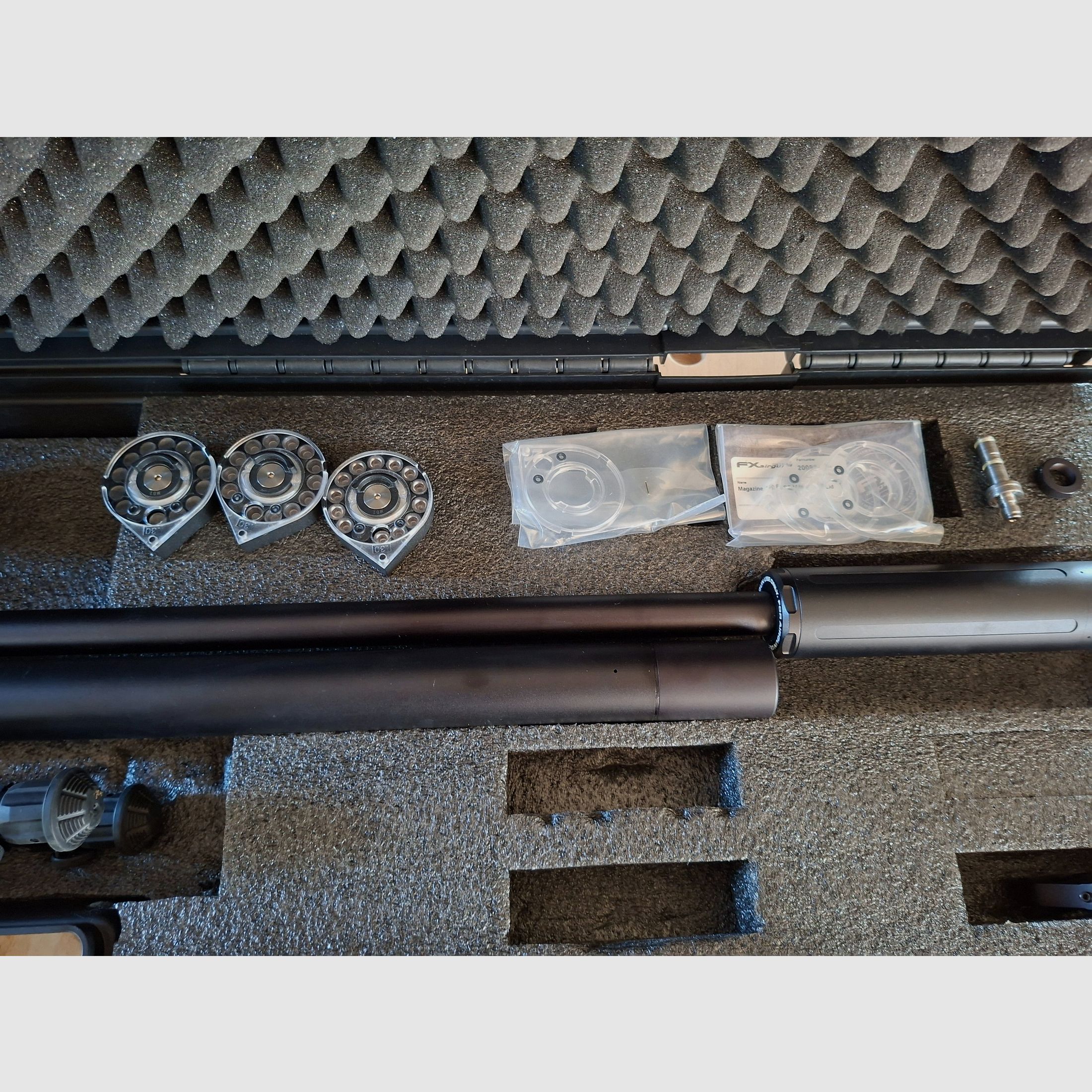 FX Dreamline Tactical with folding stock - Cal. 7.62 mm and lots of accessories.
