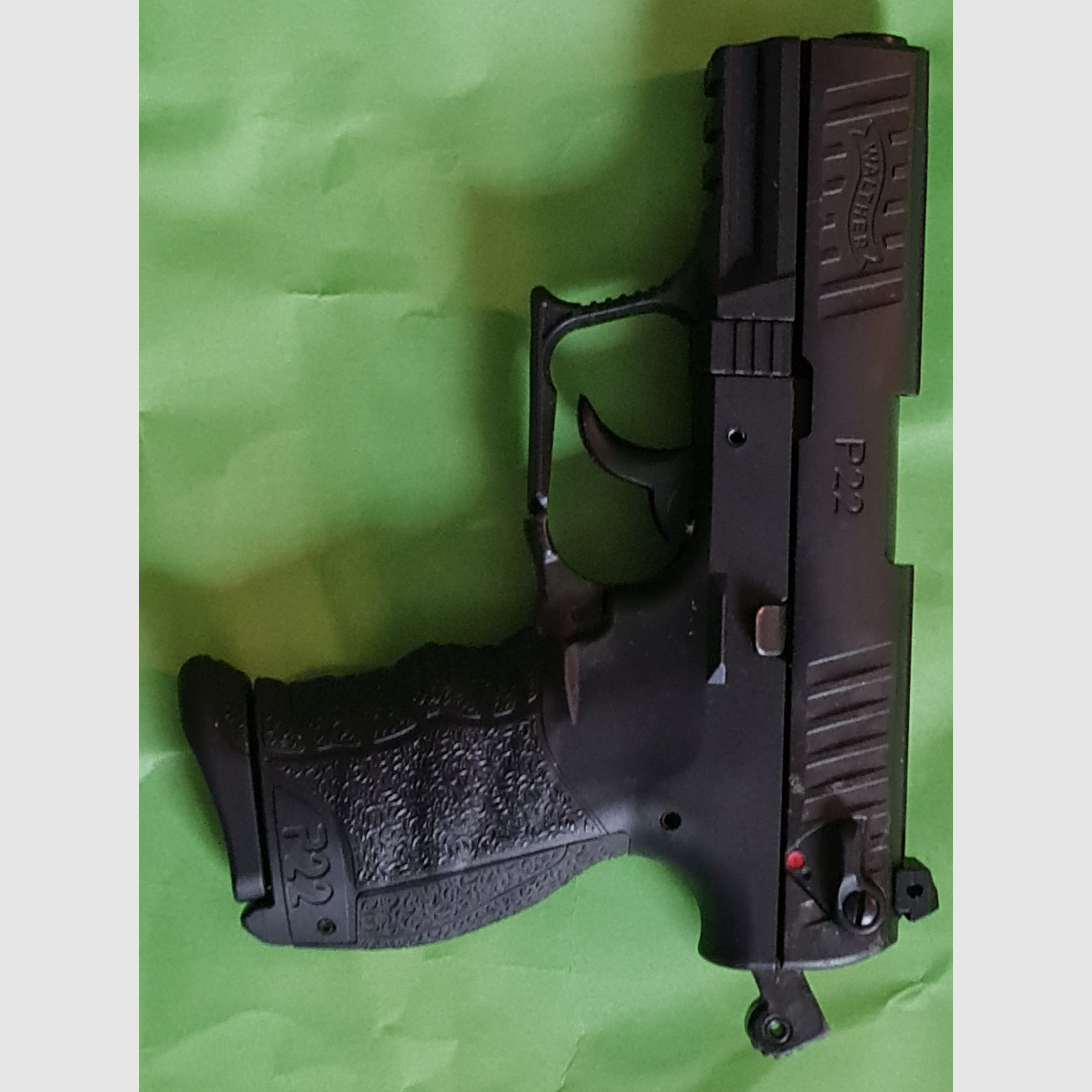Walther P22Q 9 mm P.A.K. Pistola – pistola a salve compatta con design ergonomico La Walther P22Q 9 mm P.A.K. è una replica precisa della nota serie Walther P22Q e si rivolge a chi cerca una pistola a salve compatta, ergonomica e versatile. La sua struttura combina un design autentico con una costruzione funzionale. Sistema di sicura orientato alla sicurezza La P22Q offre una doppia sicura e una singola sicura, che permettono una gestione flessibile e sicura. L’uso è intuitivo per diversi utenti e supporta un utilizzo controllato in varie situazioni. Il caricatore da 7 colpi garantisce una prontezza costante. Design ergonomico per una gestione precisa Il pulsante di sgancio caricatore ambidestro facilita l’accesso sia per destrorsi che per mancini. Il dorso impugnatura intercambiabile in..., immagine 1 di 4