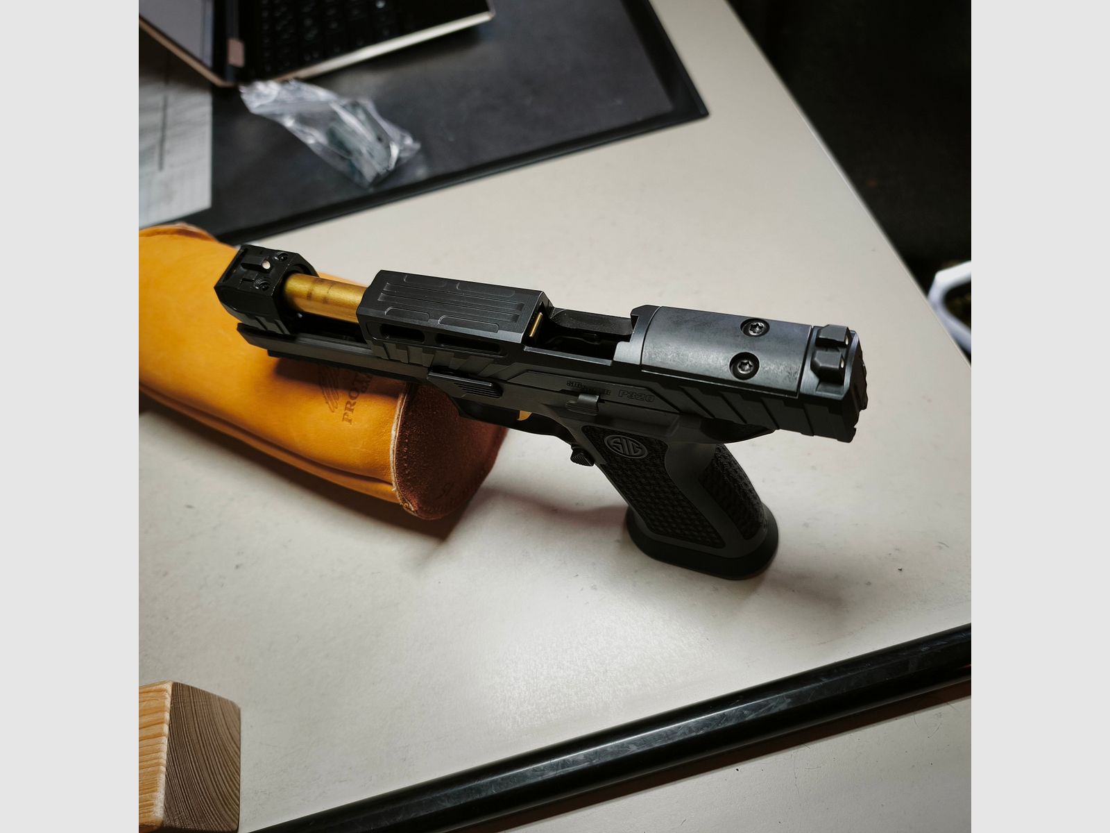 Sig Sauer P320 Spectre COMP pistool met rode stip Romeo