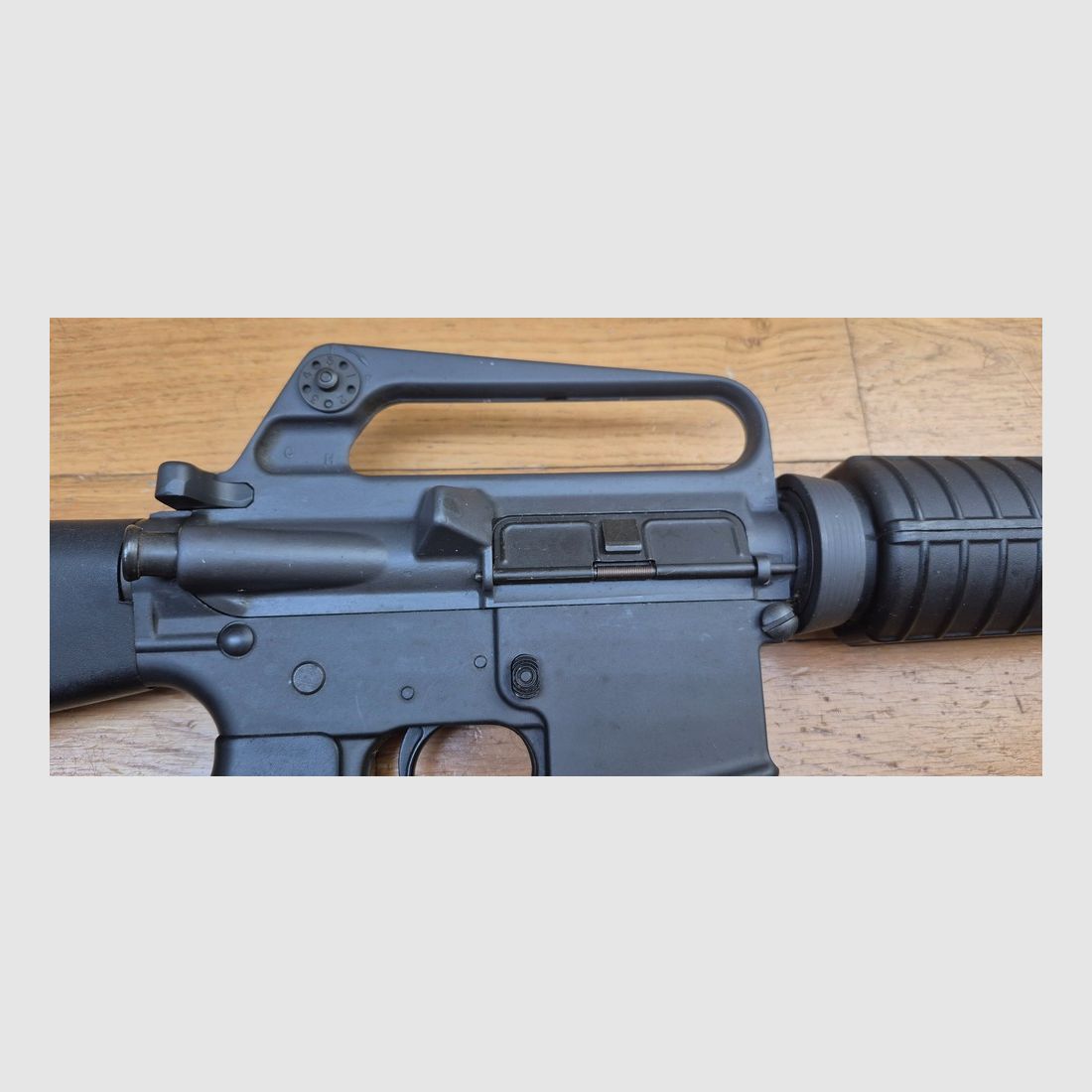 Très belle carabine Colt AR15 A2 Modèle Sporter II – Calibre 222 rem. – Fabrication 100% Colt vers 1985 – Entre la M16 A1 et la M16 A2 dans l&rsquo;arbre généalogique Colt – Excellente arme de stand de qualité pour les fans de la plateforme AR15 – TBE++, image 35 sur 43