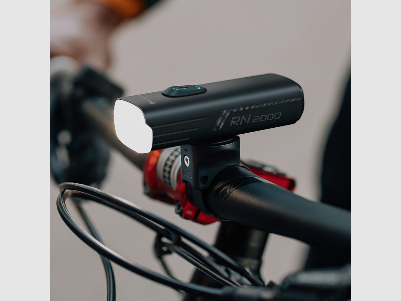 Lumière Avant de Vélo Rechargeable RN 2000 Olight, image 2 sur 8