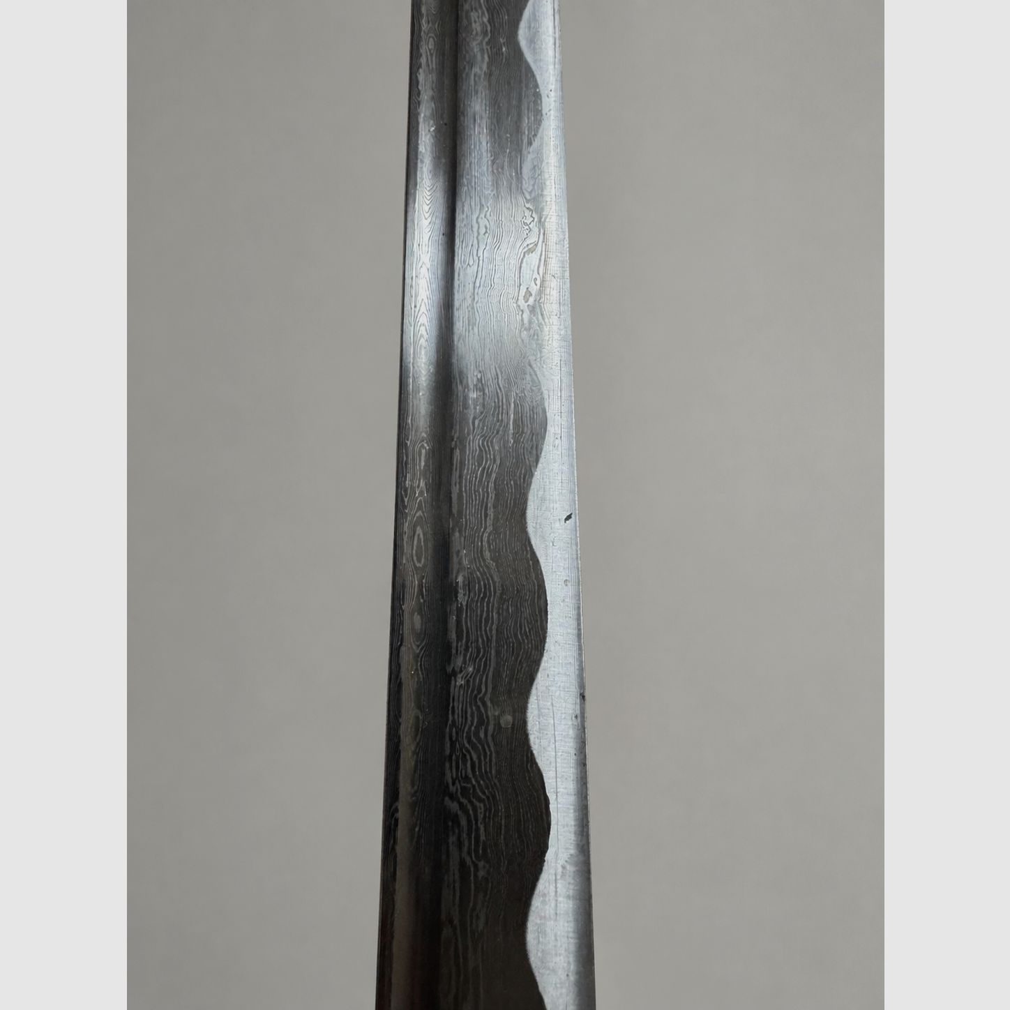 Scharfes Katana mit Scheide und sichtbarem Lagenmuster 