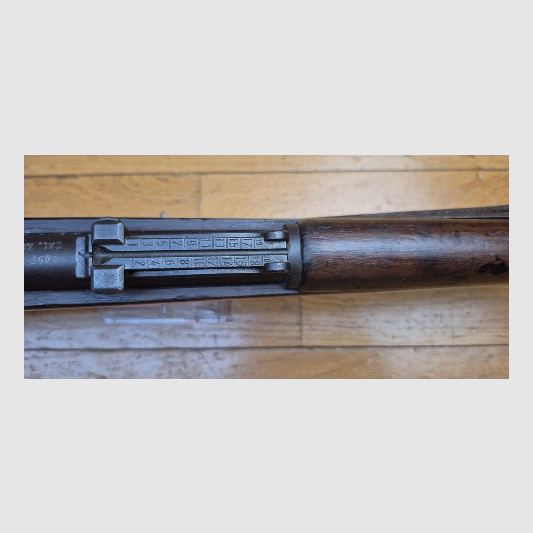 Schöne K98-Regelbüchse – Dritte Reich – Umgerüstet auf 8 x 57 JRS (nicht IS von Anfang) – Code „42' – Herstellung Mauser Oberndorf 1939 – Kein Einzelnummer – Exzellente Mechanik – Schaft und Holz unmarkiert und in TBE – Schöner Lauf mit guten Zügen – Riemen – Schönes Set und gute Waffe 100% aus der Zeit – TBE, Bild 23 von 36