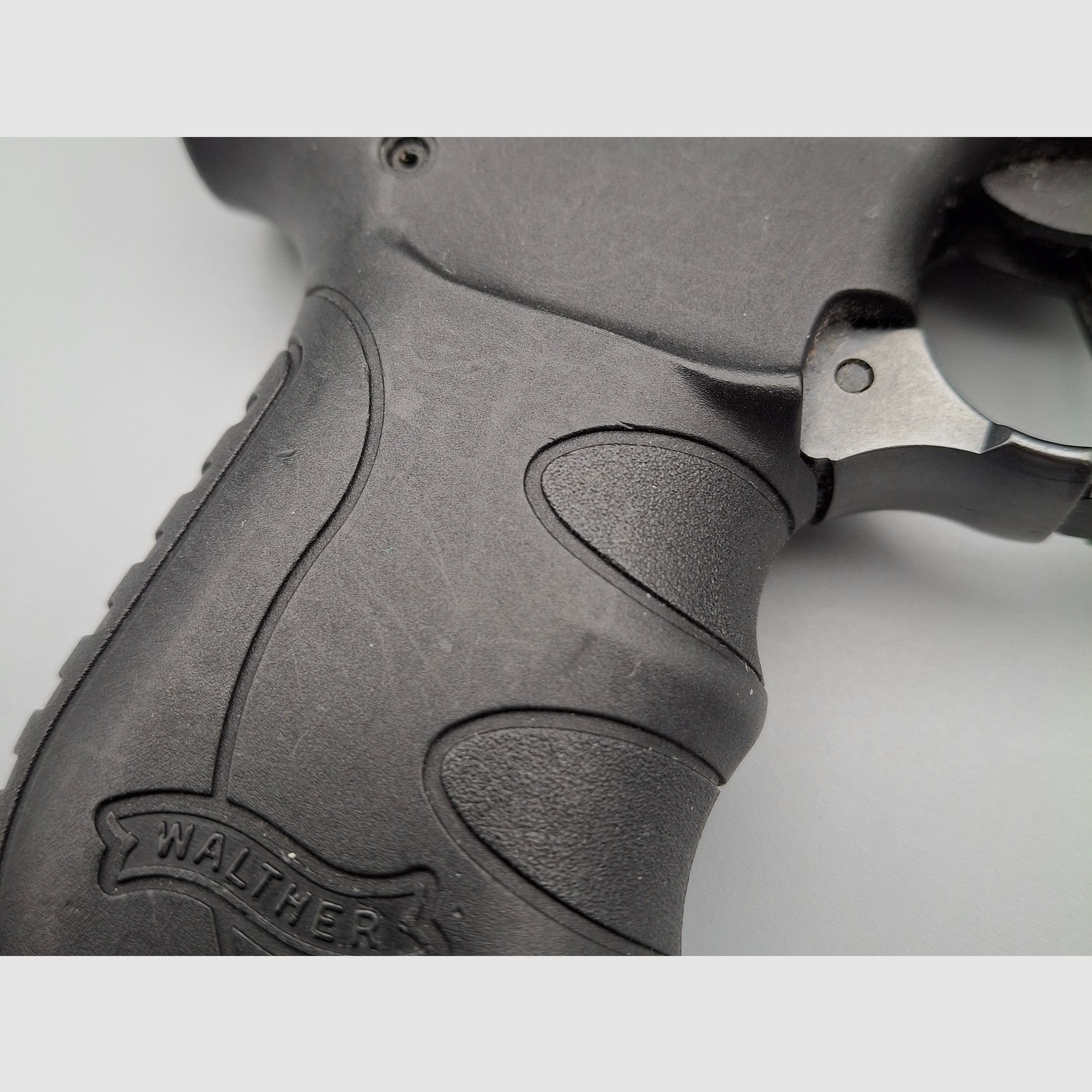Biete eine Walther PK 380 PAK