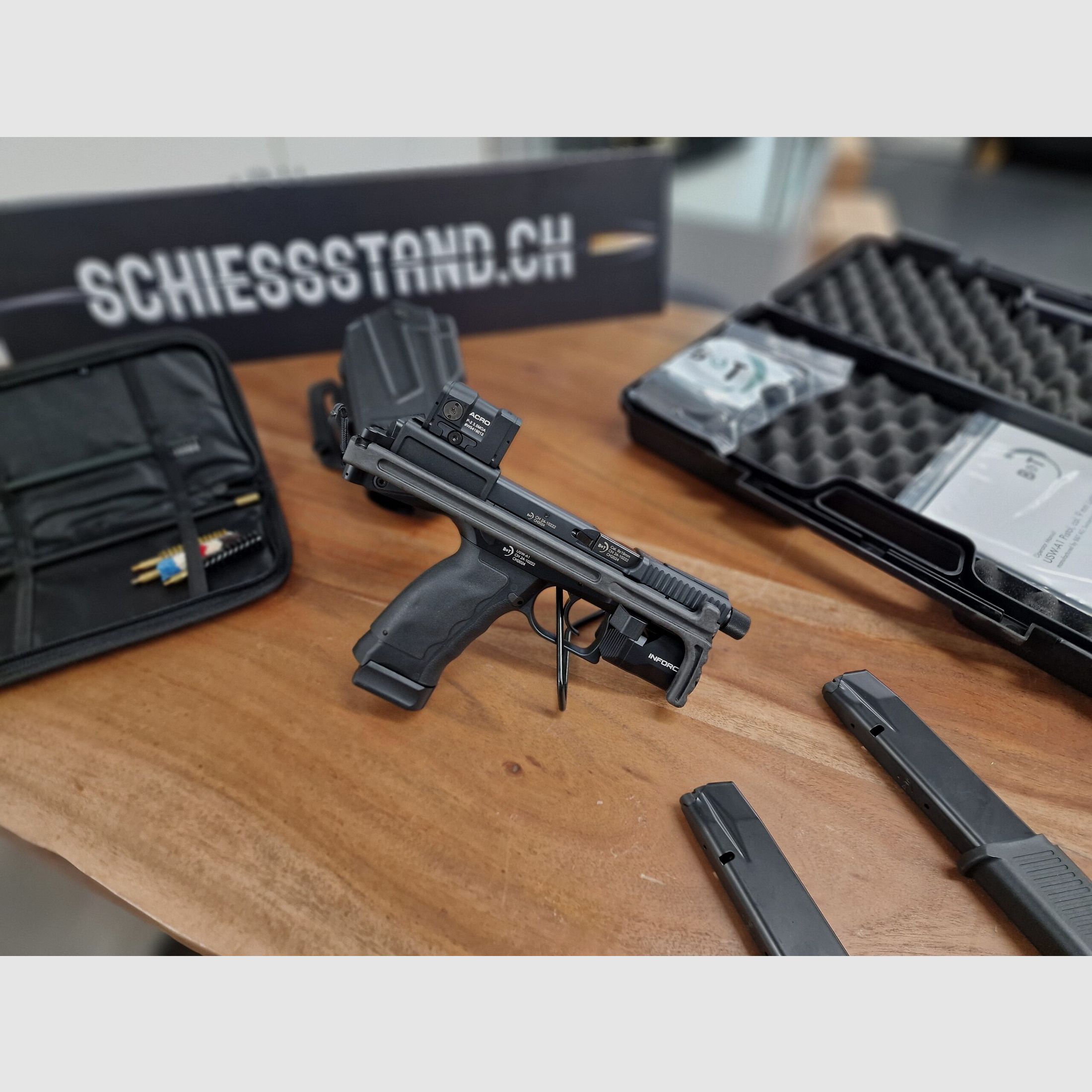 B&T – Halbauto / USW-A1 / 9mm / Mit Holster und Lampe / Klappschaft, Bild 4 von 7