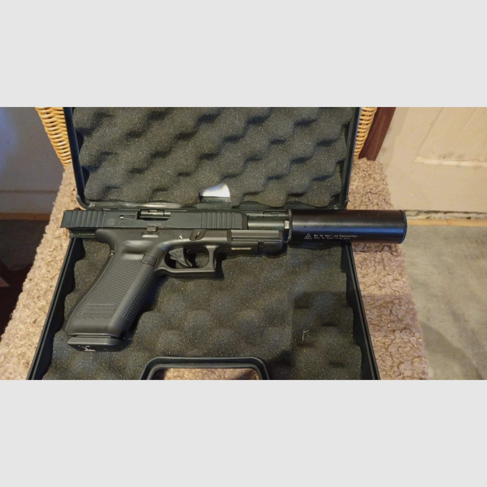 Glock 17 Gen5 Schreckschuss Pistole 9mm P.A.K. brüniert inkl. Umarex  Schalldämpfer und  Waffenkoffer