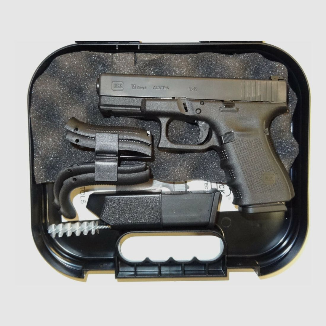 Glock pistol Glock 19 Gen4 in caliber 9mm Para (9x19) including accessories, image 1 of 7