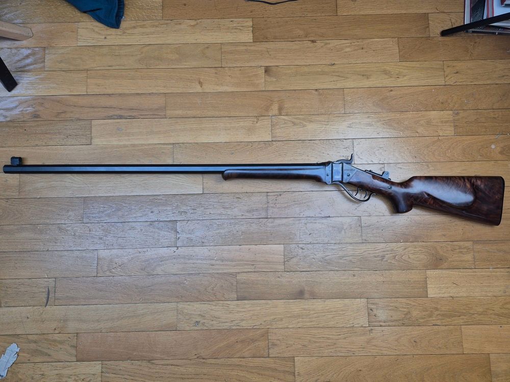 Époustouflante et magnifique carabine Sharps Shiloh 1874 – Cal 45-70 Gvt – Modèle Target Rifle – Arme de commande en bois de noyer grade 8 (ronce) – Ajustages à couper le souffle – Mécanique de rêve – Boitier en vrai jaspage – Canon lourd octogonal de 33 pouces ! – Possibilité de monter le dioptre de votre choix – Qualité Made in USA – Le fusil de sniper de la Conquête de l&rsquo;Ouest ! – Baguette Diwey en supplément – État neuf – TBE++, image 2 sur 48