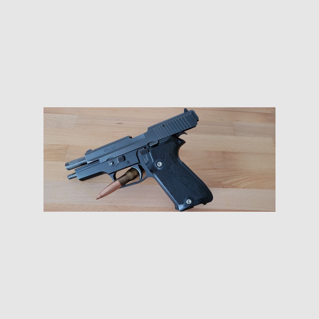 Sig Sauer P220-1, 9x19 mit einem Ersatzmagazin