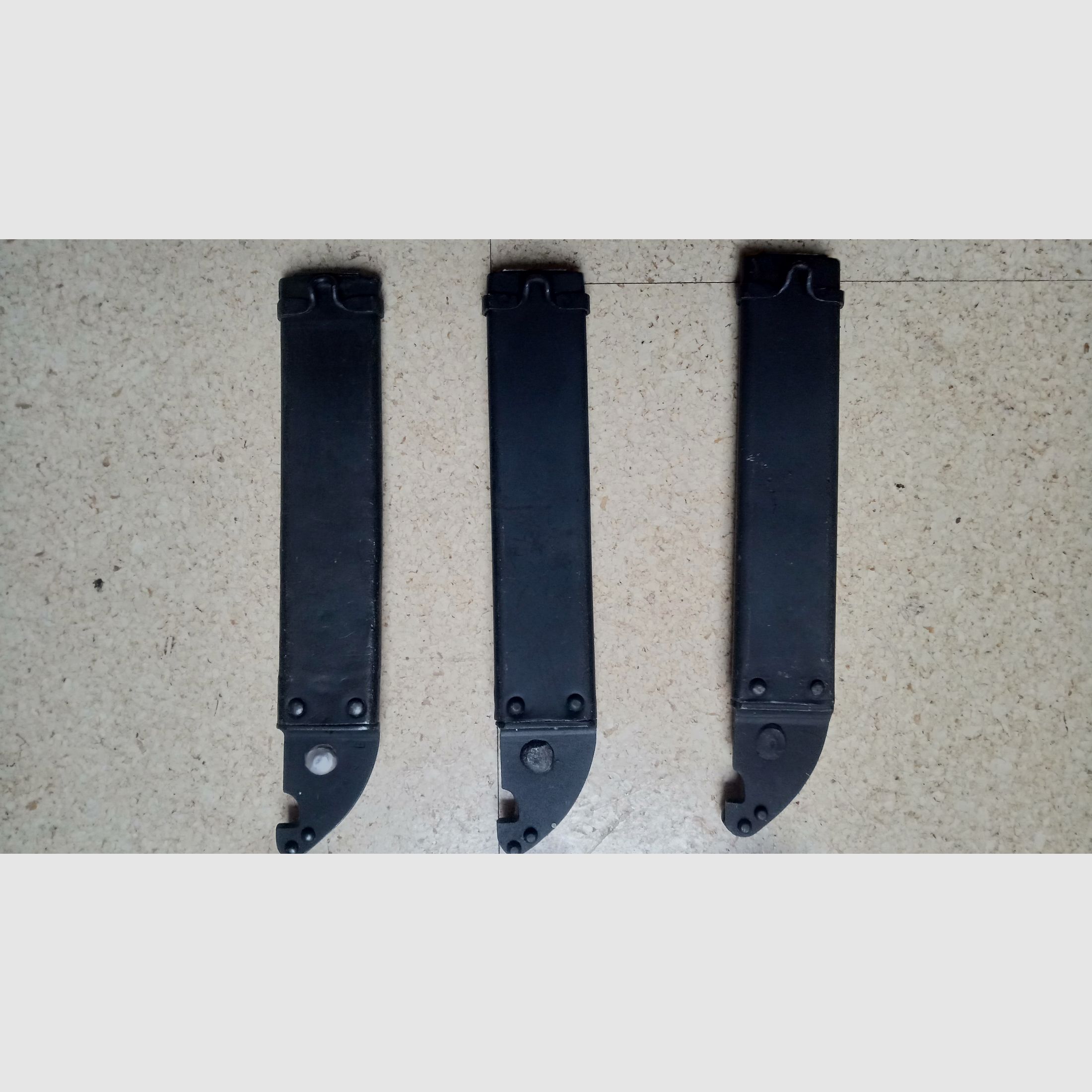 3 Rumänische 6h3 (6x3) AK Bajonette komplett inkl. Gummi Isolator und Leder Frosch  // AKM Bakelit Vintage