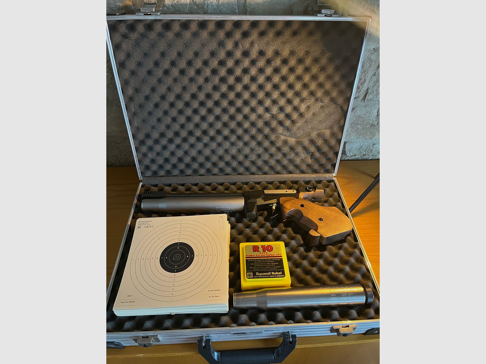 Feinwerkbau P30 pistola de aire comprimido – Estado excelente – 2 cartuchos + maletín de aluminio