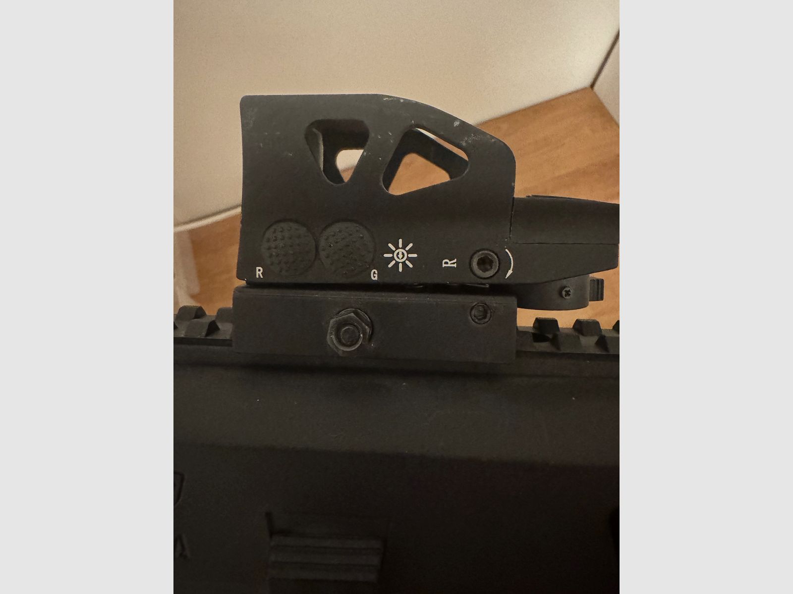 Glock 17 Gen 4 9mm inkl. Micro Roni Schaft, Rotpunkt und 4 Magazine