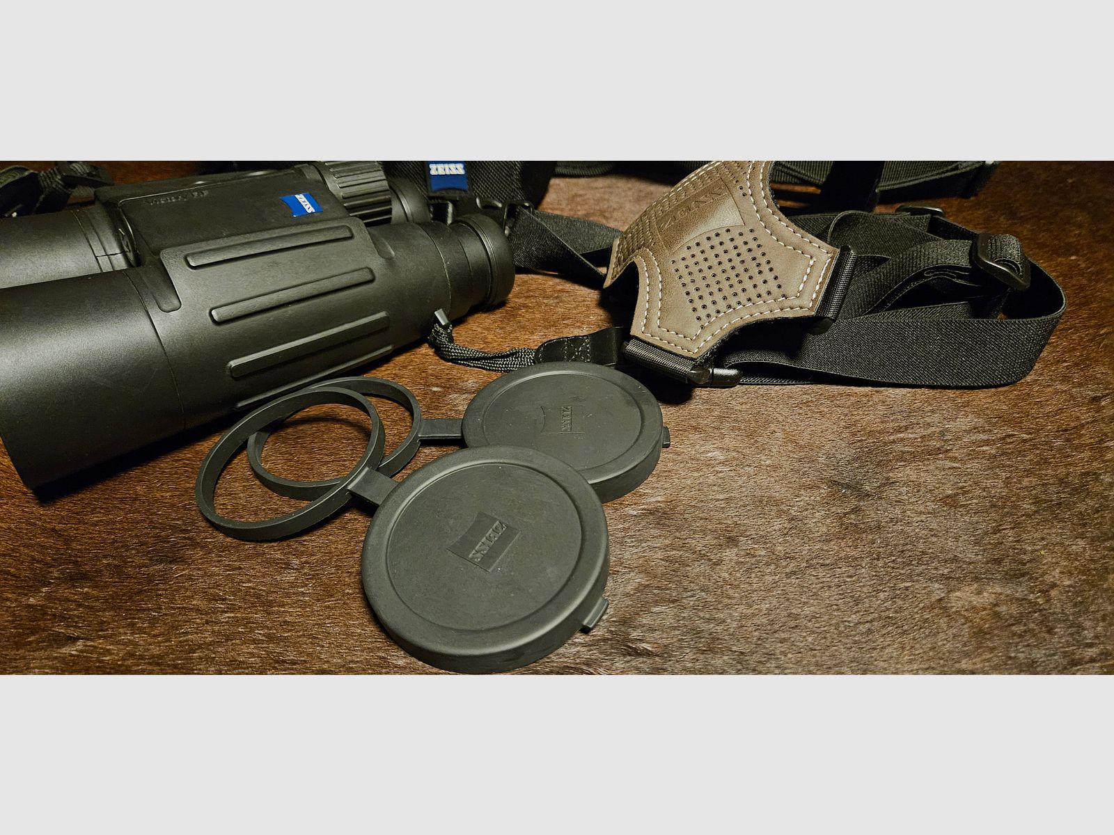 ZEISS Victory 10x56 T RF - Fernglas mit Entfernungsmesser - mit umfangreichem Zubehör