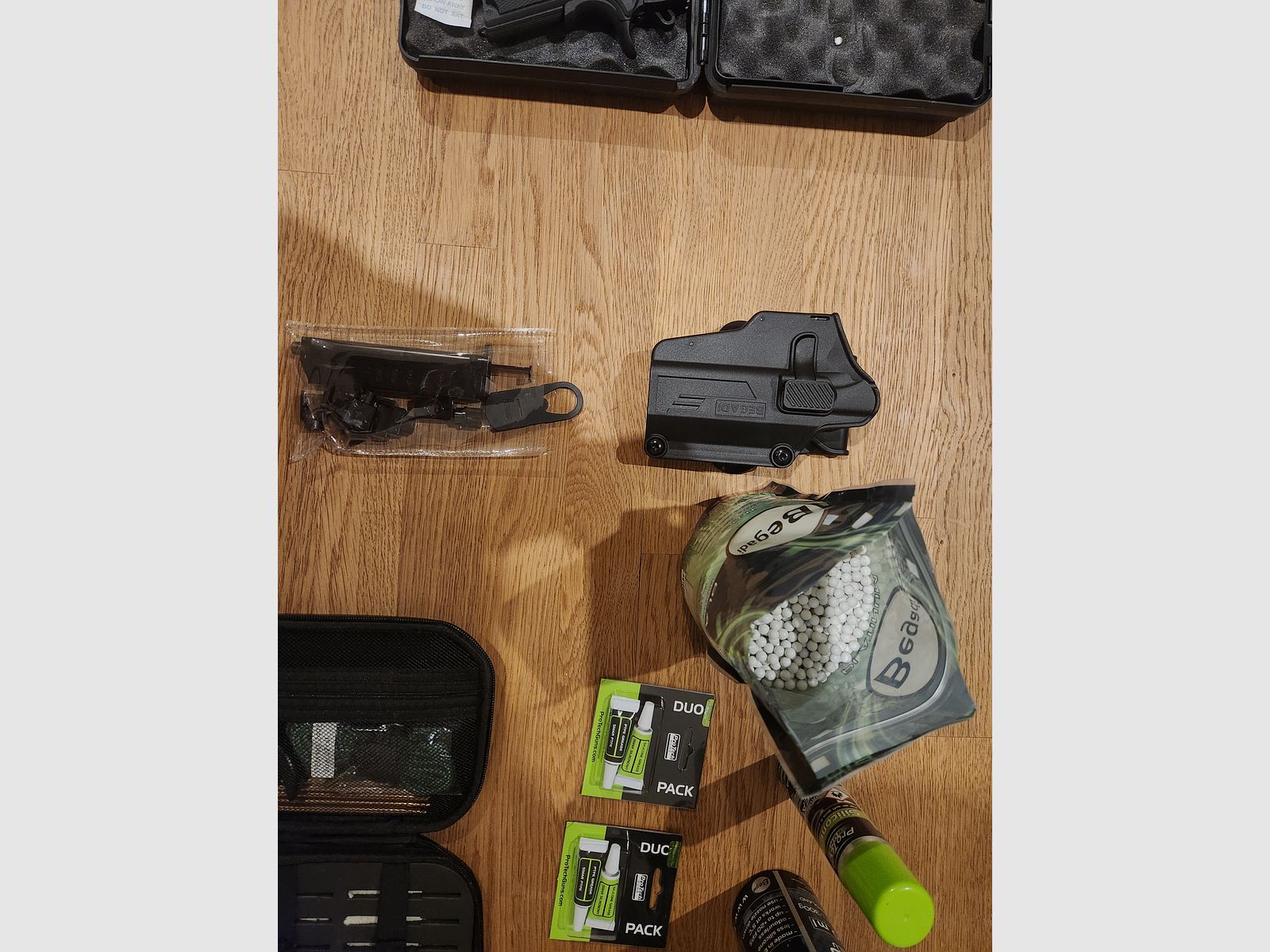 Set complet Airsoft : Pistolet Airsoft en acier avec recul et accessoires complets à vendre.