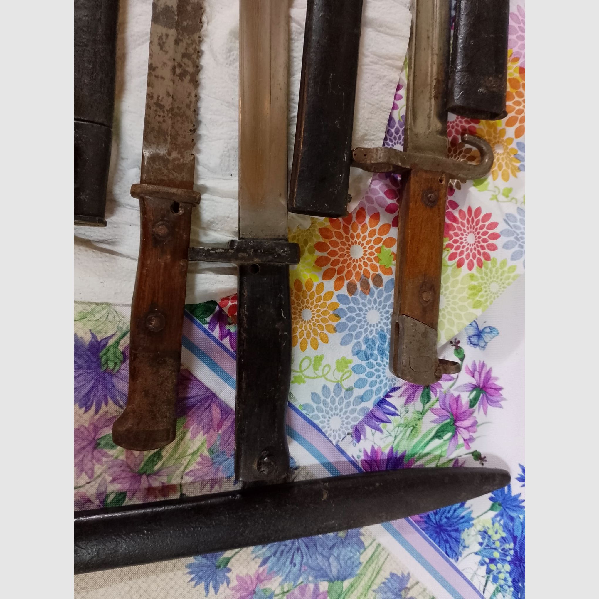 Convolto di vecchi baionette 1GM + 1 vecchio coltello da escursionismo/scout 1939