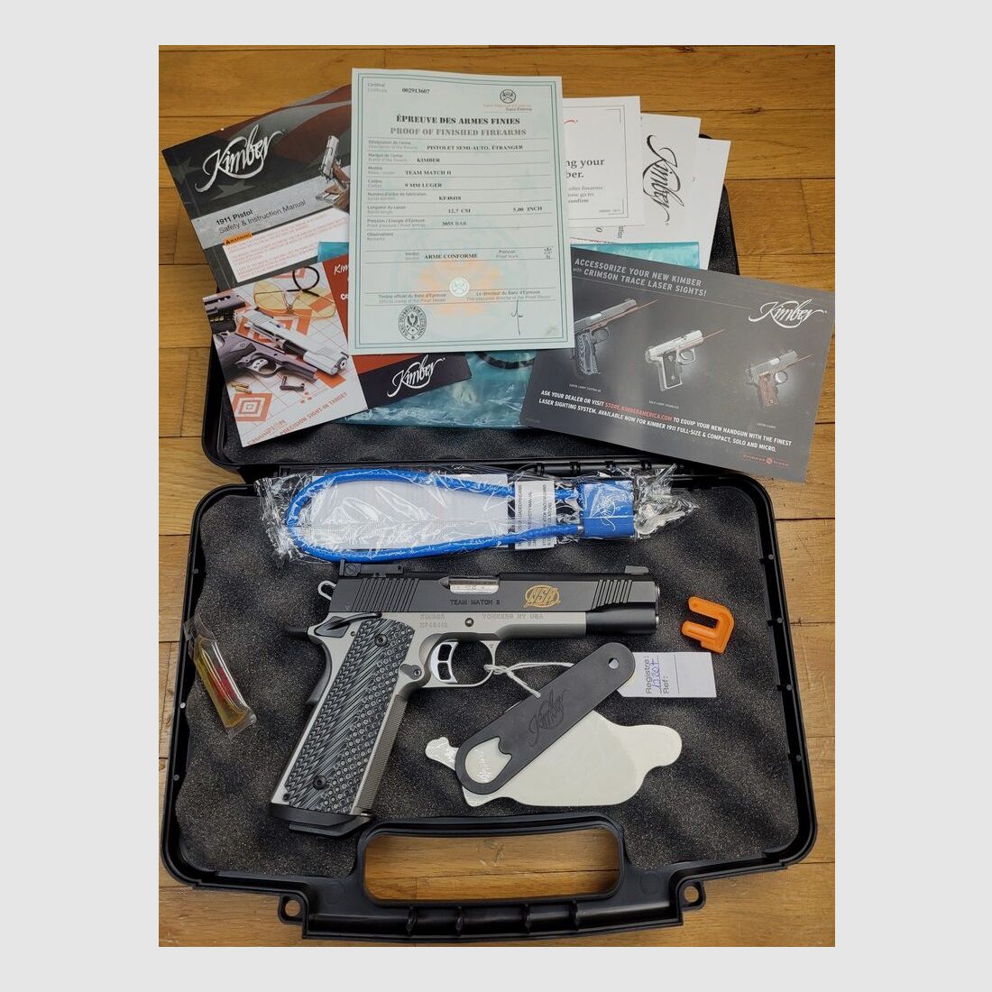 Wunderschöne Kimber Team Match II Pistole – Dual Tone Edelstahlrahmen – Kal. 9×19 – Modell des amerikanischen IPSC-Teams – VZ Griffe aus G10 + Ursprünge – Leichter Hahn und Abzug – Vorder- und Hinterrippen – Lange Führungsstange – Verstellbare Visierung – Koffer mit allen Zubehörteilen und Dokumenten – Neuwertig!, Bild 2 von 24