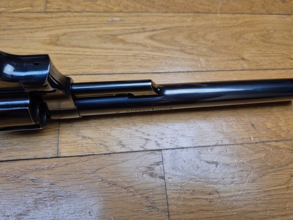 Terreur des ours ! – Revolver Smith & Wesson M29-2 – Cal .44Mag – Canon 8&prime; 3/8 pouces – Le plus long du catalogue ! – Finition bronzée hors pair – Arme de 1980 – Mécanique époustouflante et introuvable aujourd&rsquo;hui – Mythe cinématographique autant qu&rsquo;armurier! TBE++!, image 11 sur 27