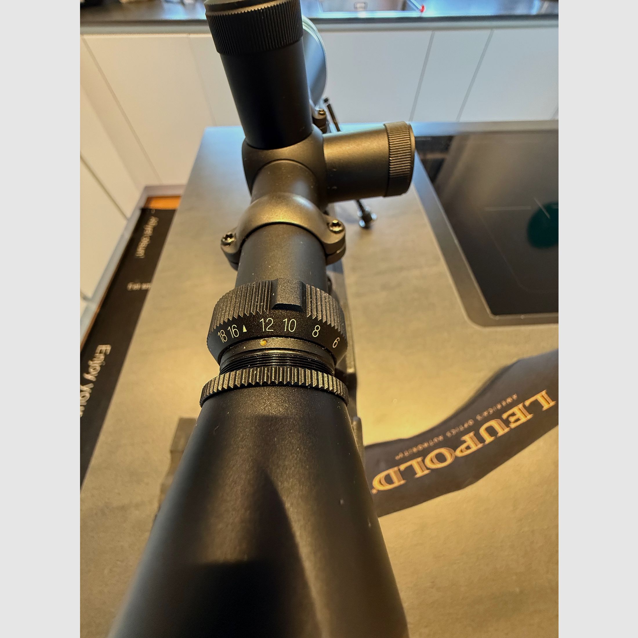 Fucile a ripetizione Remington 700 in calibro .223 REM con ottica Leupold 6–18 VX-II