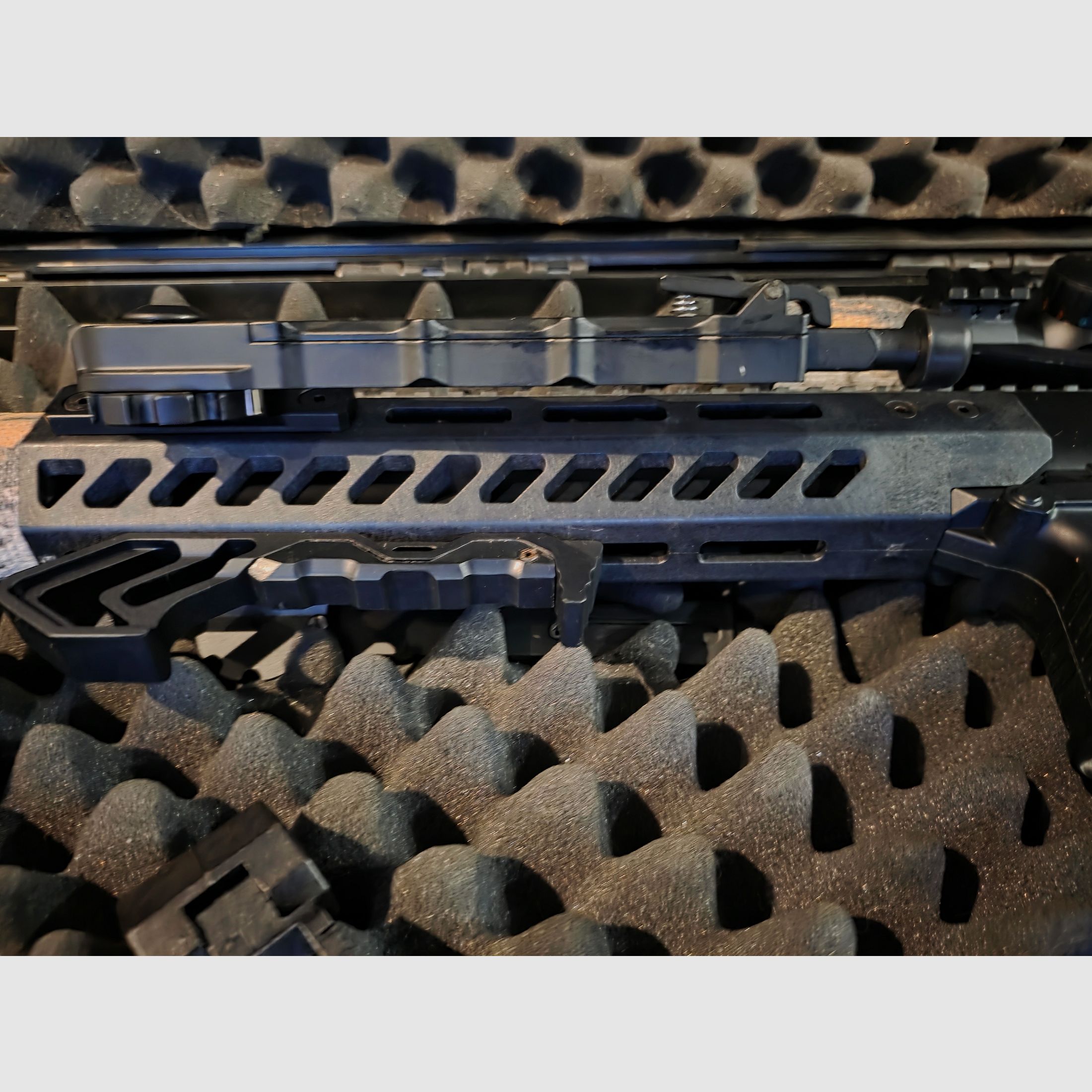 SIG SAUER MCX Co2-karabin czarny 4,5 mm Diabolo w zestawie z walizką i pistoletem CO2 Heckler & Koch P30 4,5 mm Diabolo