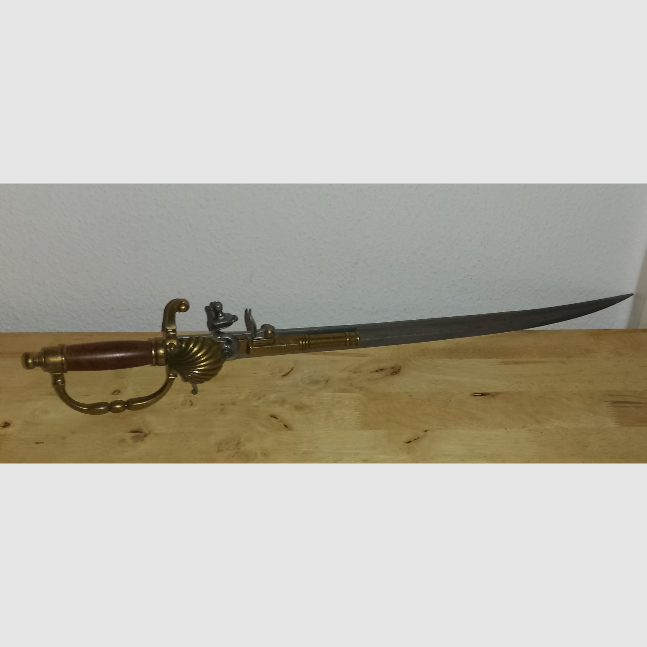 Dekoracyjny szabel z pistoletem skałkowym ok. 72 cm