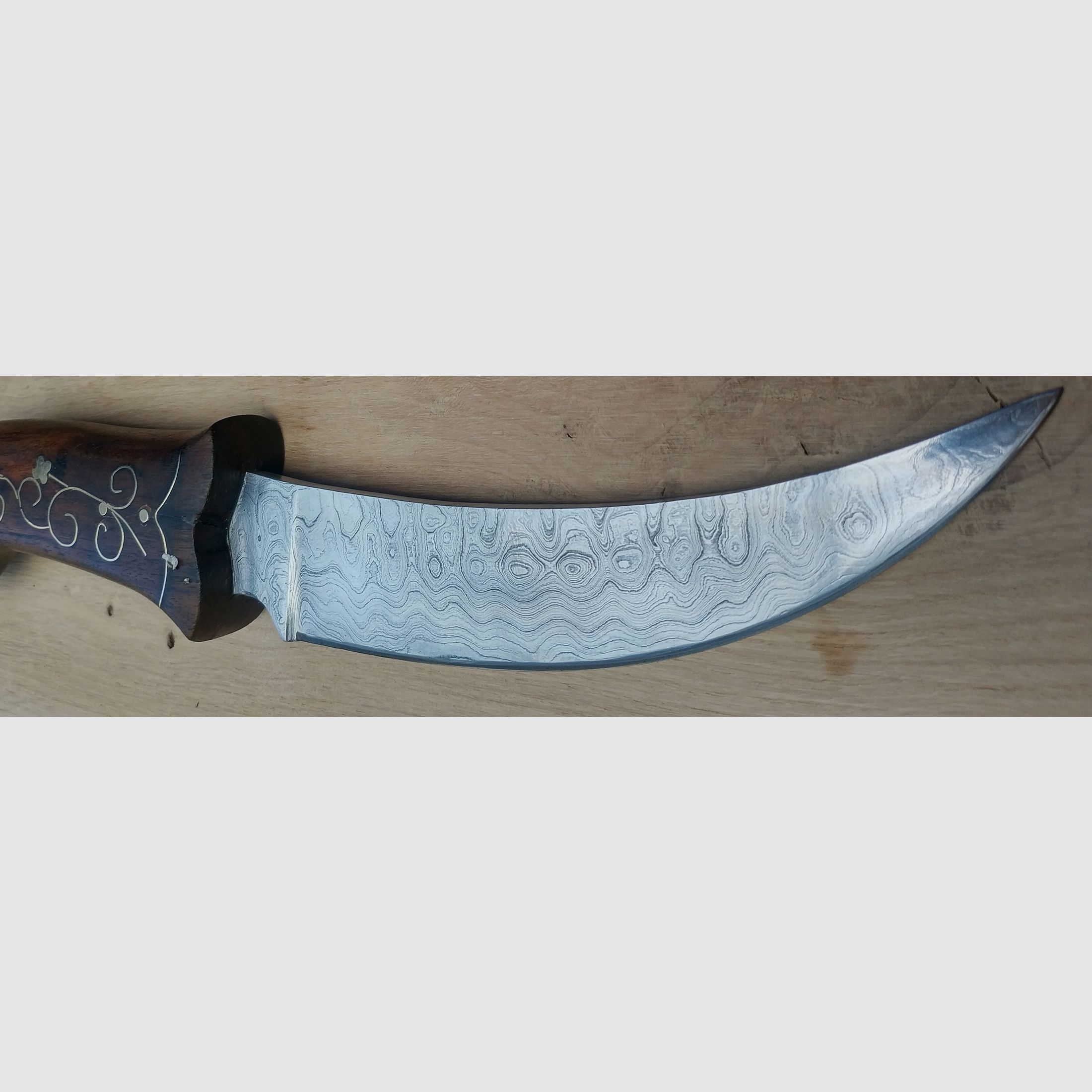 Cuchillo de cinturón oriental con hoja de damasco pulida a mano