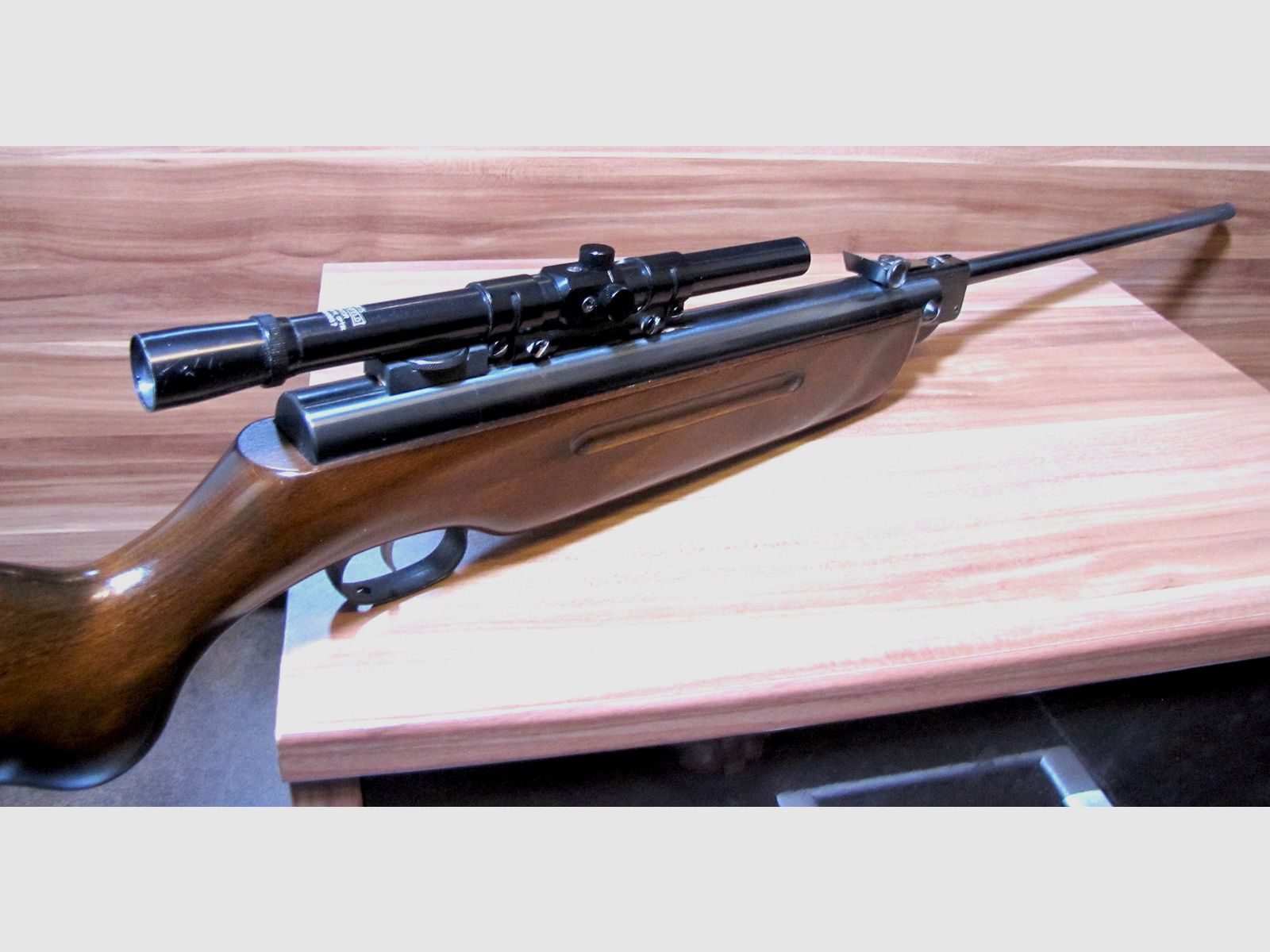 Karabinek pneumatyczny marki Weihrauch, model HW 35