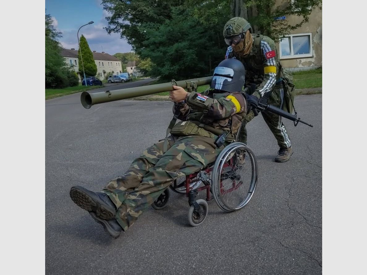 Apple Airsoft bazooka