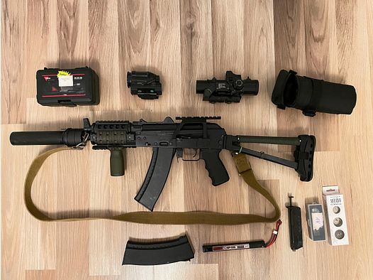 Begadi AK "TACTICAL" SPORT z różnymi modyfikacjami i dwoma celownikami