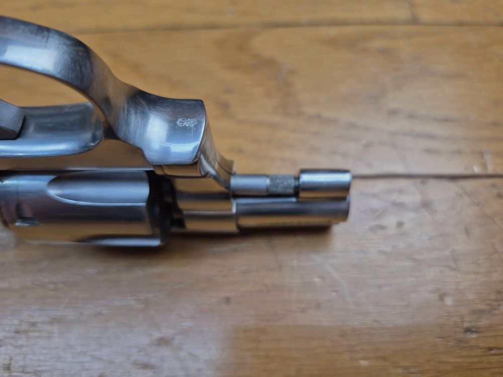 Exzellenter Revolver Smith & Wesson Modell 63-3 – Kal. .22Lr – Wunderschöne Subnose-Version aus Edelstahl mit 2 Zoll Lauf – Waffe von 1992 in J-Rahmen – Exzellente Mechanik – Wunderschöne Ästhetik – Zustand nahezu neu!, Bild 10 von 20