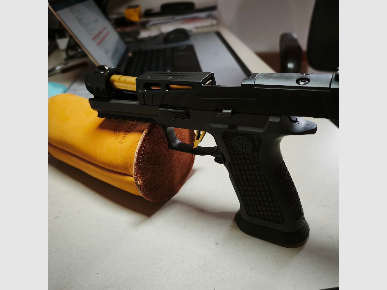 Sig Sauer P320 Spectre COMP pistool met rode stip Romeo