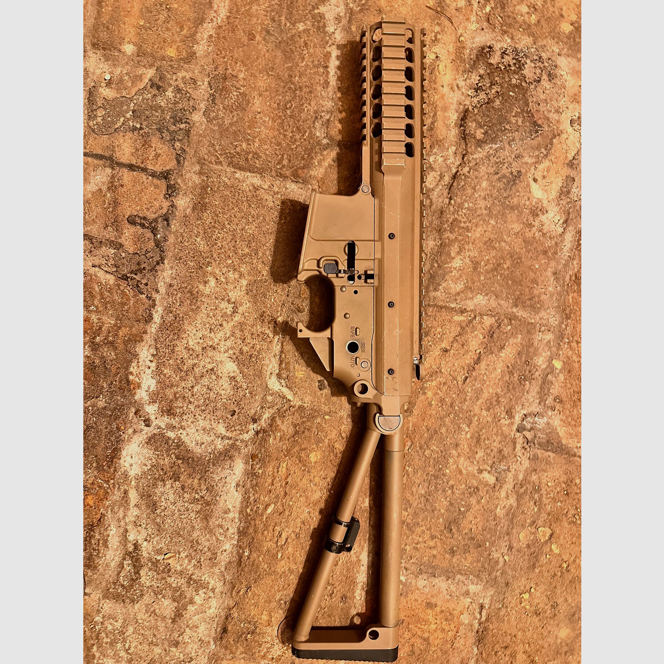 Airsoft obudowa GBB 6mmBB beżowa metalowa z składanym kolbą
