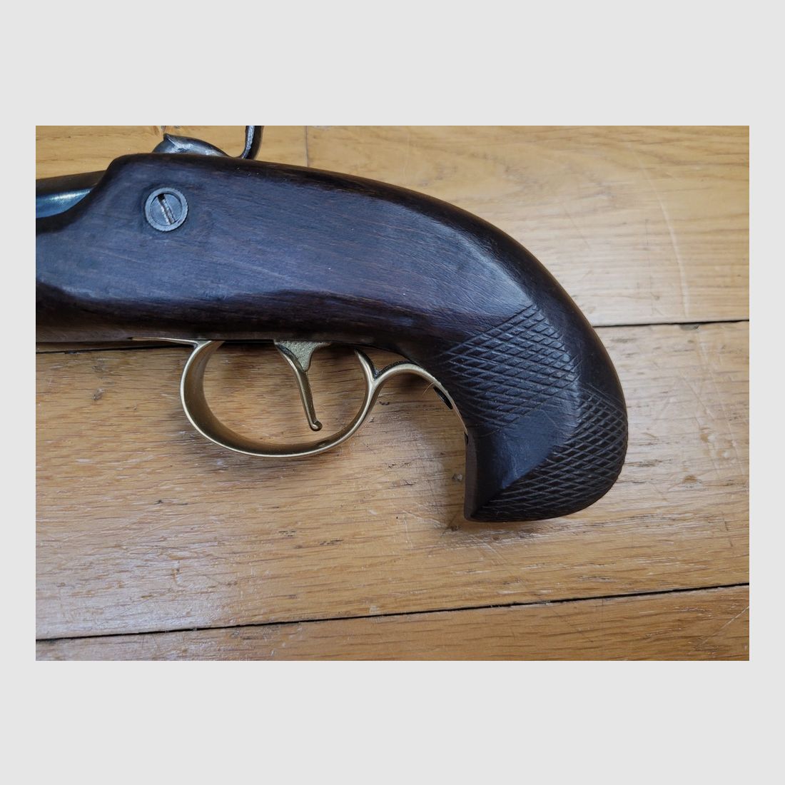 Interessanter Deringer Perkussionspistole – Von Ardessa Custom – Kal. .45 – Mit Leinöl behandelter Schaft – Riffelung wie bei den Originalen – Neuer Lauf – Sehr schöne Züge und schöne bläuliche Brünierung – Taschenmonster für große Gefühle am Stand! – Ein unverzichtbares Stück der Straßen von San Francisco um 1850 und die Waffe, die Lincoln tötete! – Neu!, Bild 14 von 16