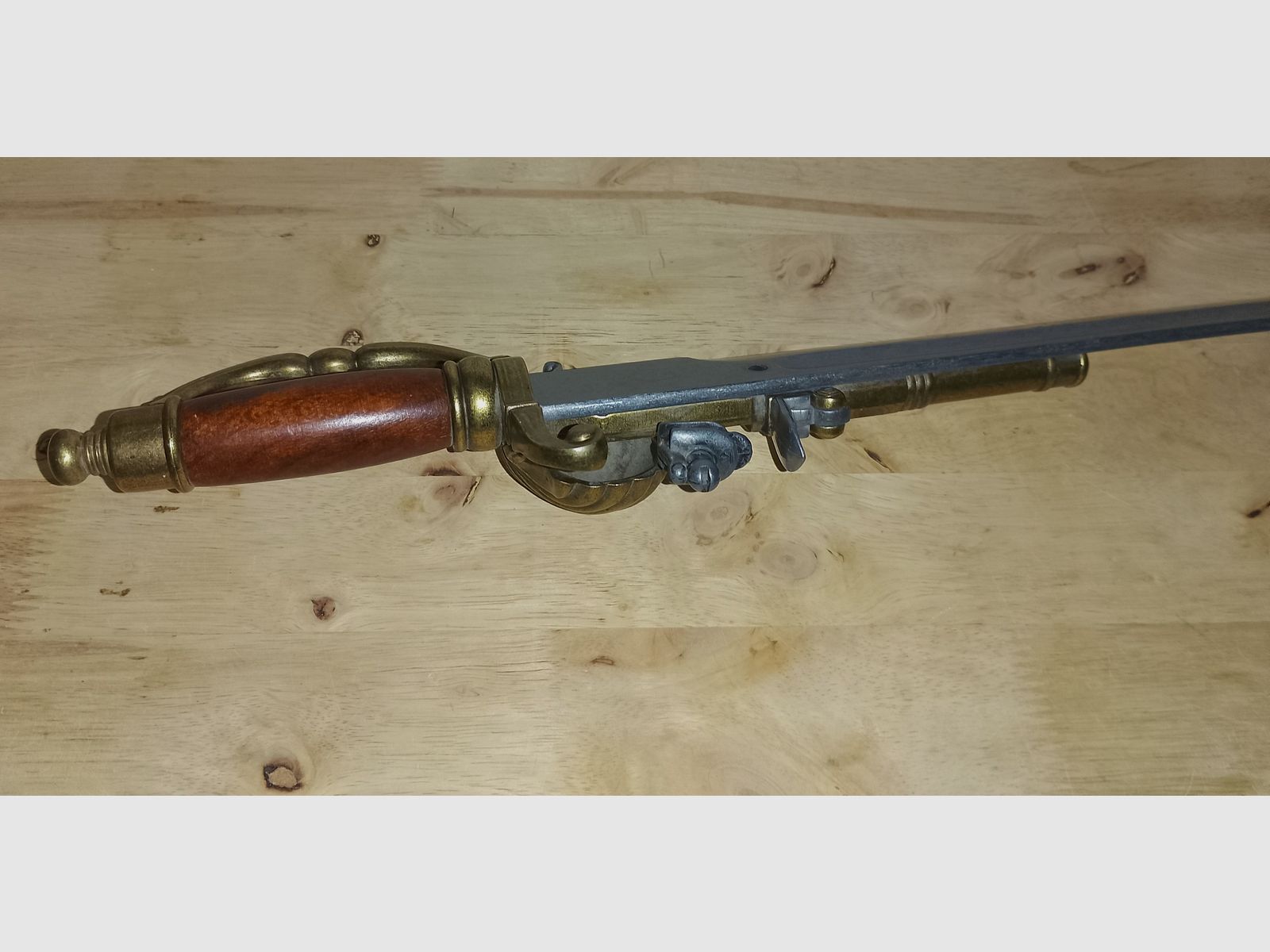 Dekoracyjny szabel z pistoletem skałkowym ok. 72 cm