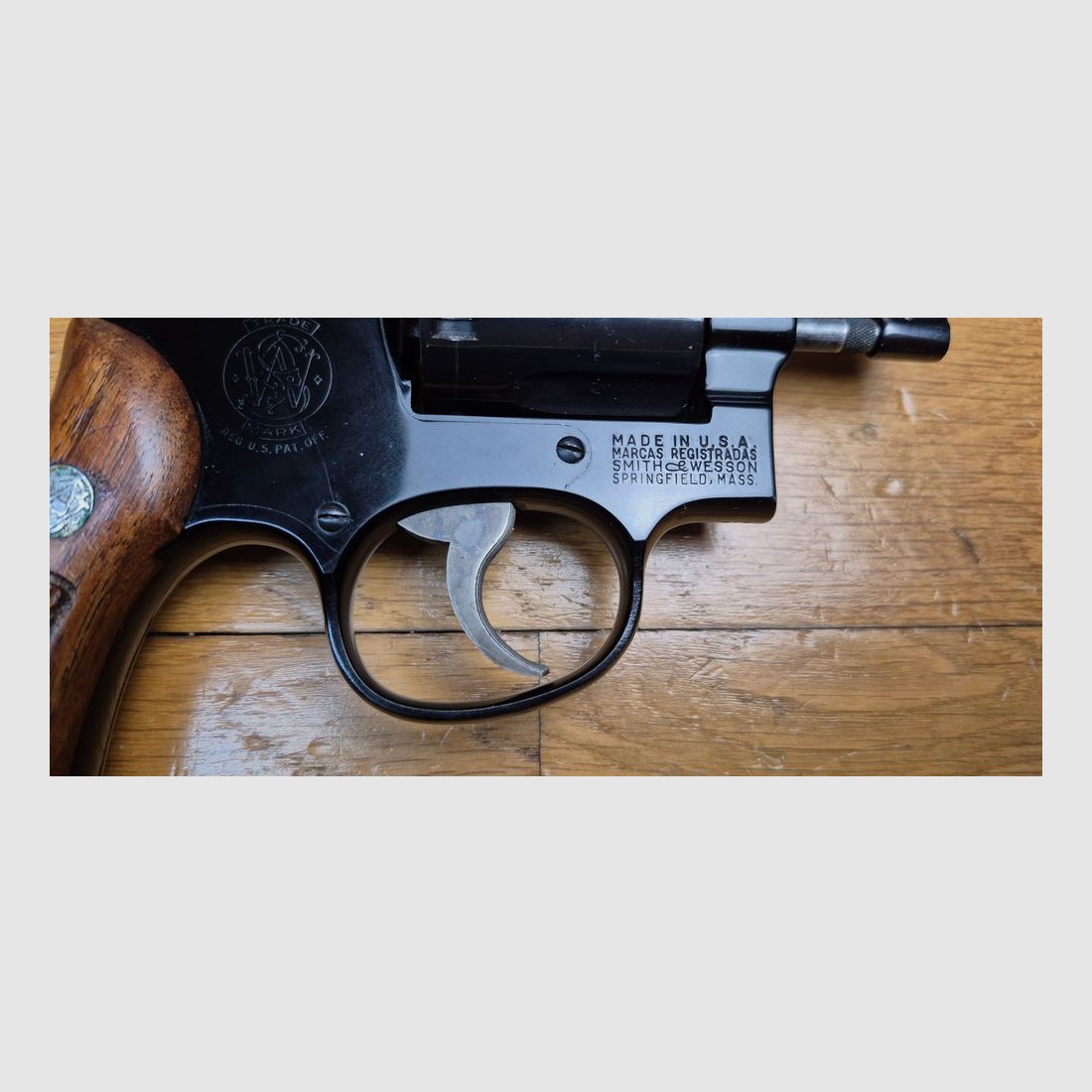 Selten und sehr schöner Revolver Smith&Wesson Mod 12-1 – Seltene Air Weight-Version des Military and Police von 1905 – Speziallegierung in Rahmen und Trommel aus Stahl – 6 Schüsse (und nicht 5!) im Kaliber 38 SP – Neuer 2 Zoll Lauf – Beeindruckende Waffe mit …. 520 Gramm im Rahmen KA! – Der große Bruder des Smith 37 – Schöne Smith-Konstruktion aus den großen Jahren – Waffe von 1962 – Im neuwertigen Zustand! – TBE+/TBE++, Bild 5 von 23
