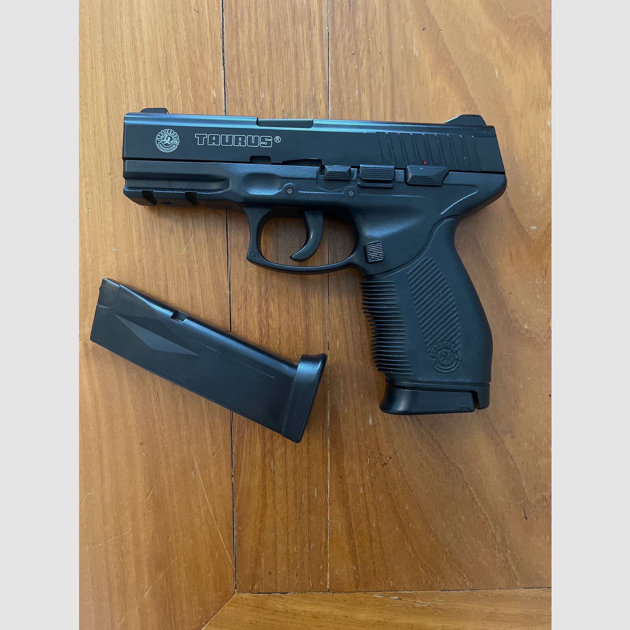 TAURUS Airsoft Pistole "PT 24/7" Metallschlitten Federdruck 0,5 Joule ab 14 J.