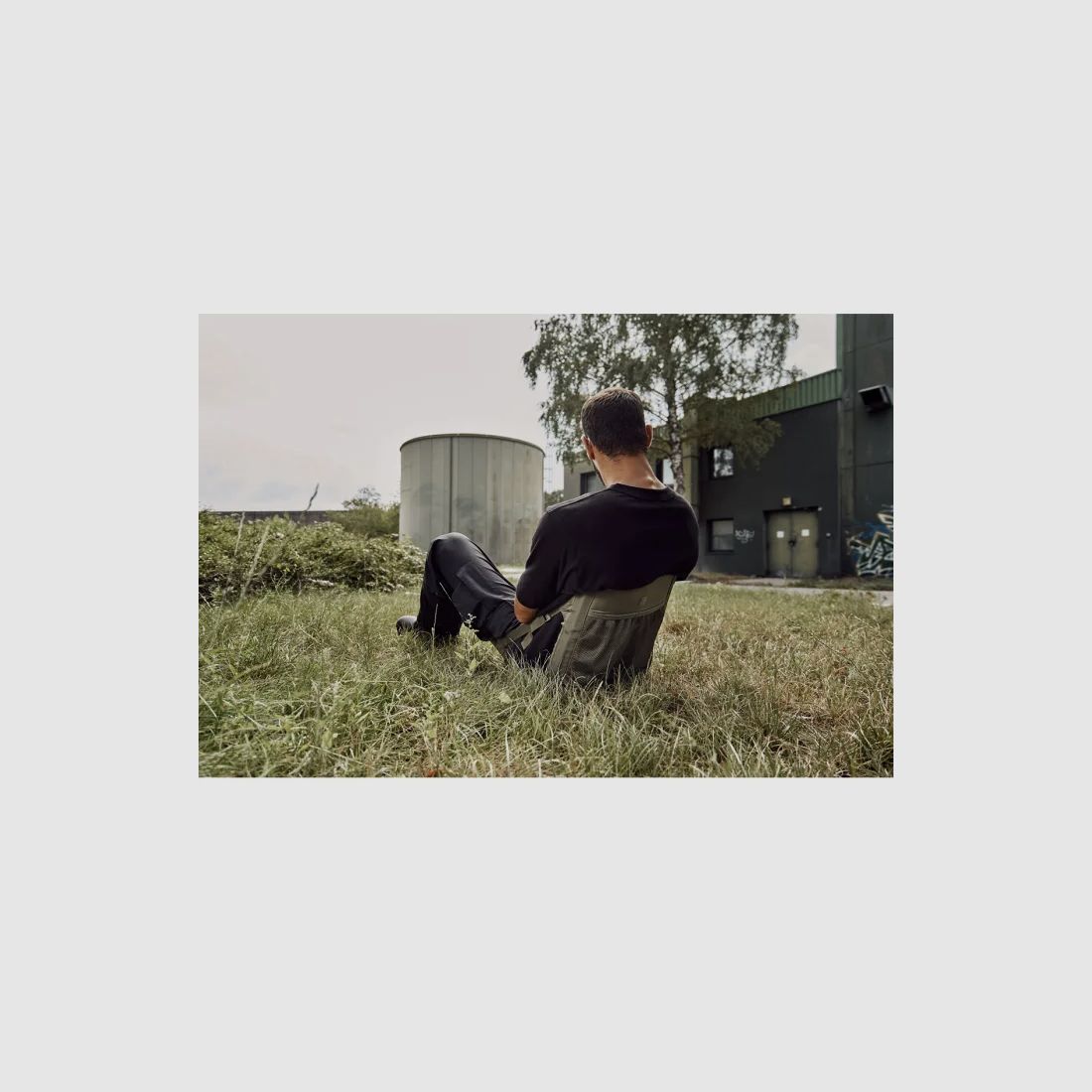 Folding seat with carrying handle + mesh pocket for 2 drink bottles - Dark Camo