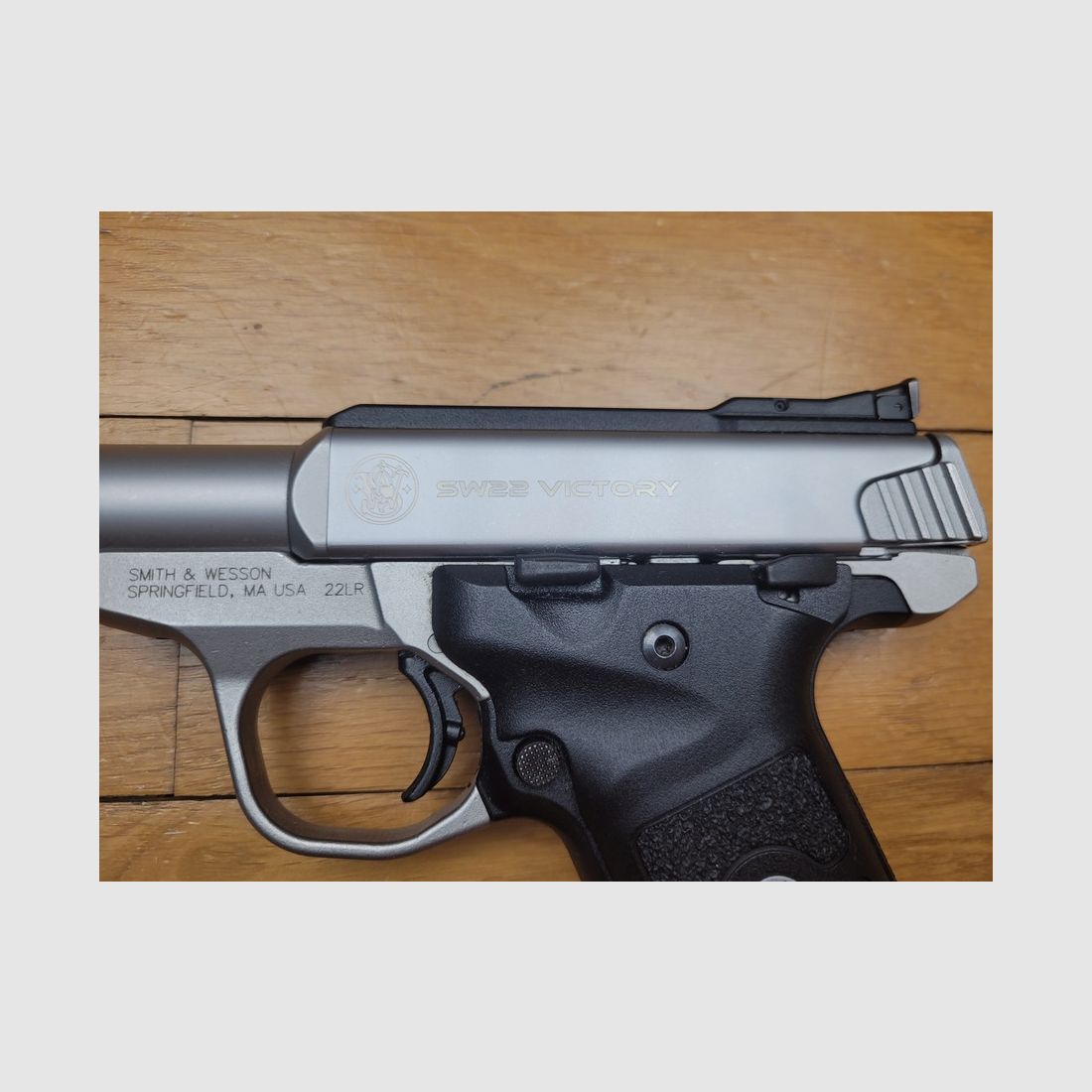 Nuovo – pistola SW22 Victory – calibro 22LR – canna bull in 5 ¼ – tutto in acciaio inossidabile – organi di mira in fibra ottica – 2 caricatori – picatinny possibile – bello quanto preciso, immagine 12 di 17