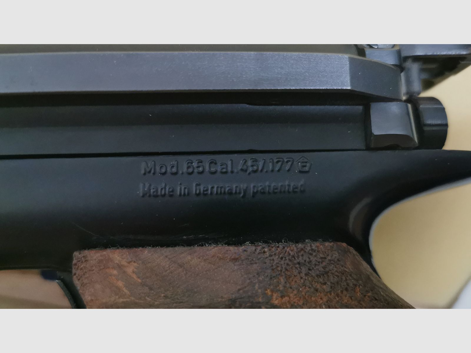 Konvolut Luftdruckwaffen, 1 Gewehr, 2 Luftdruckpistolen