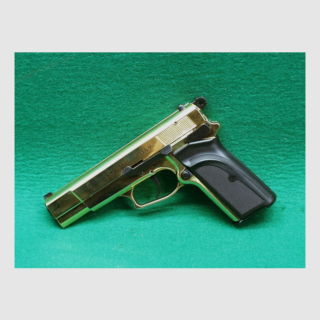 Pistola de alarma Browning GPDA 9, acabado en oro