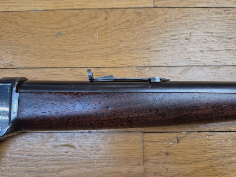 Außergewöhnliche Winchester Repetierbüchse Modell 1885 – Kal. 45-90 – 1. Patent von Browning! – Spezial für Bisons und TLD! – Waffe von 1899 – Sehr seltenes Modell High Wall Rundempfänger – Sehr schönes amerikanisches Nussbaumholz – Original brüniertes Gehäuse TBE – Perfekte Mechanik – Schwerer Spiegel-Lauf – Gute Markierungen – Forgierte Buck Horn Visierung und Marble Diopter – TBE+, Bild 37 von 41