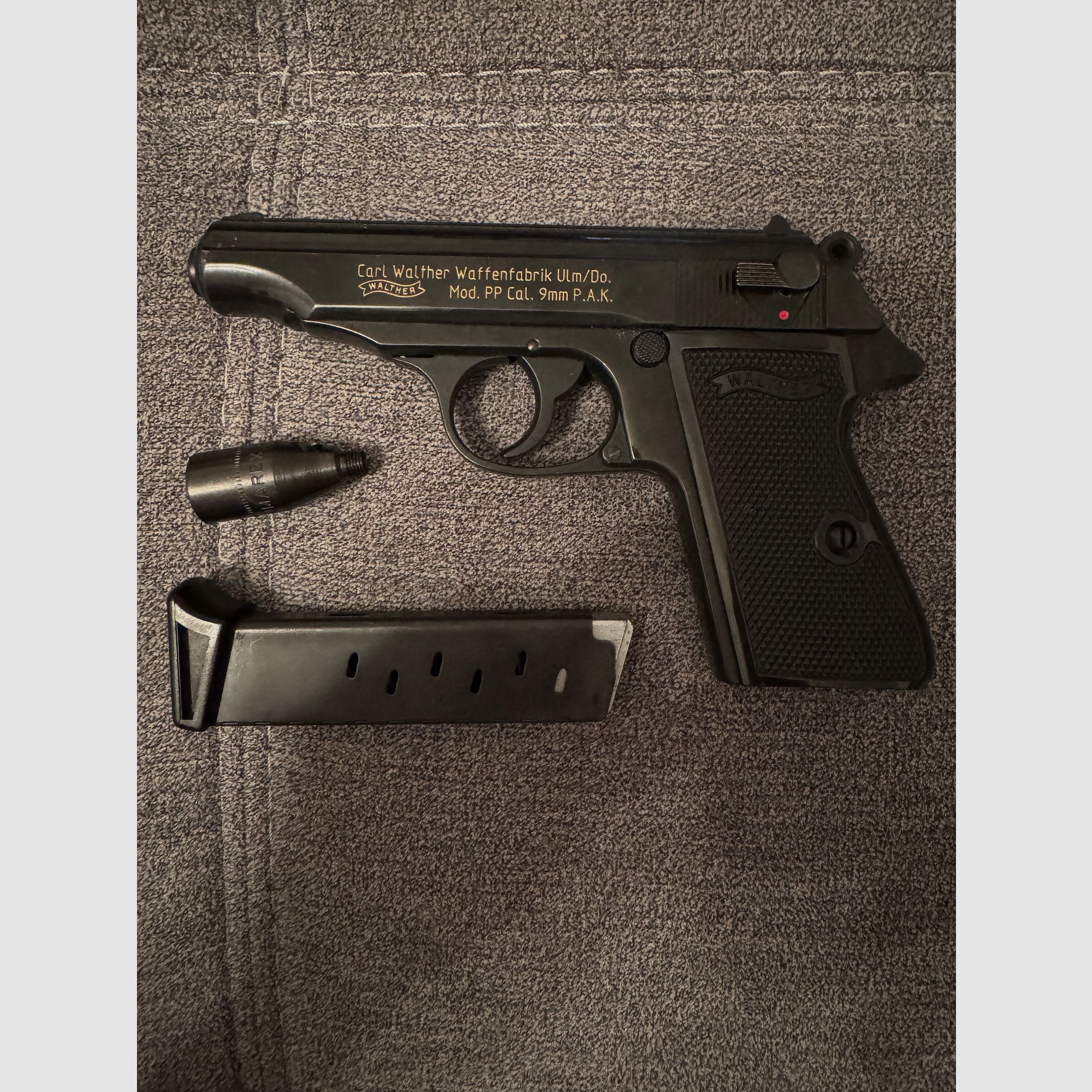 Blank pistol Walther PP (9mm P.A.K.) – Ultimate collector’s complete set with case, certificate, ammunition & pyrotechnic ammunition