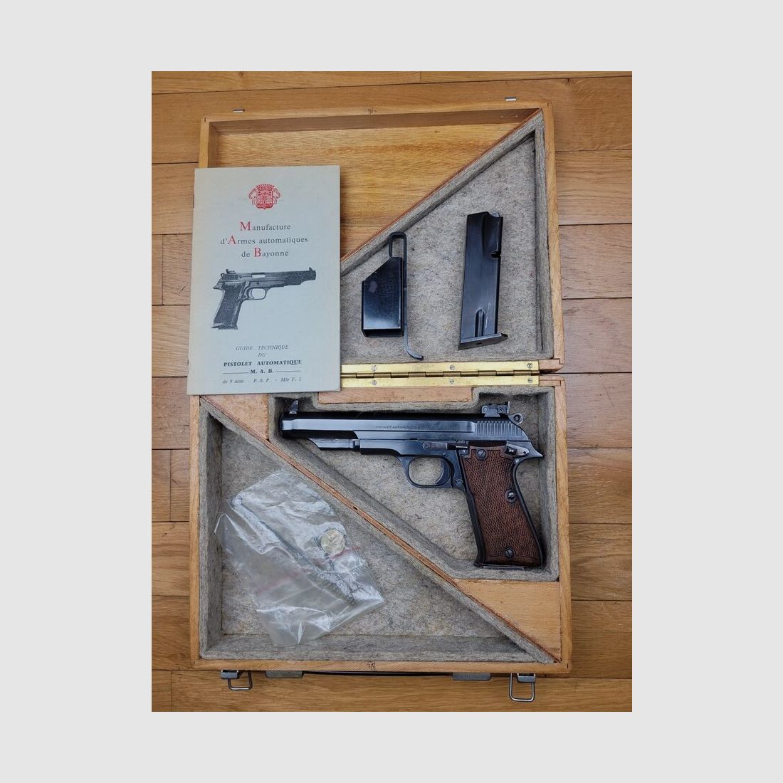 Zeer zeldzame en zeer mooie MAB 15 F1 militaire wedstrijdpistool – 300 ex. – 9 para – originele doos – Zeer mooi emblematisch stuk van Franse vakmanschap – Uitstekende staat, afbeelding 15 van 15