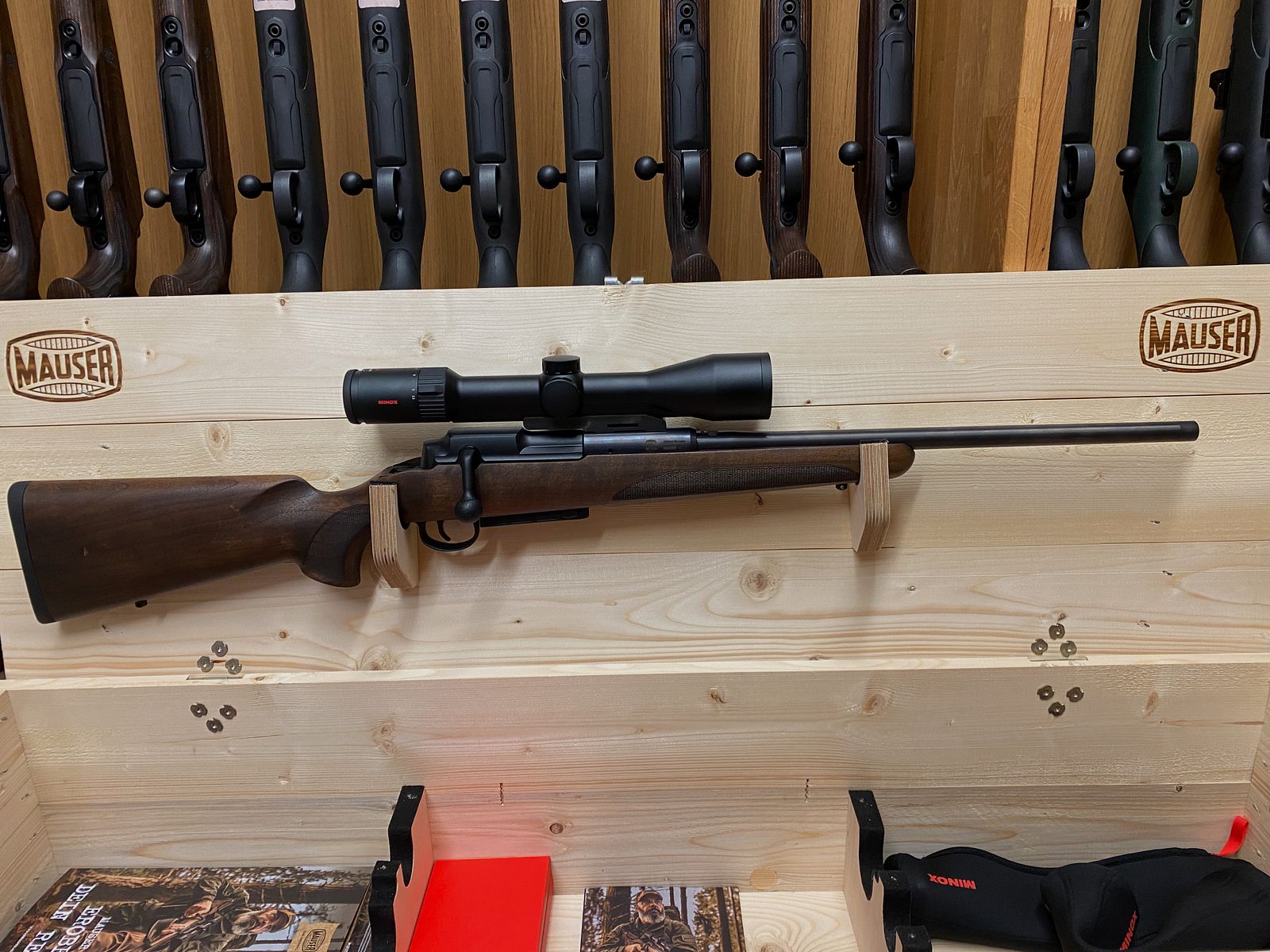 Mauser 25 Pure, con Minox RS-4 2,5-10x50, con riel