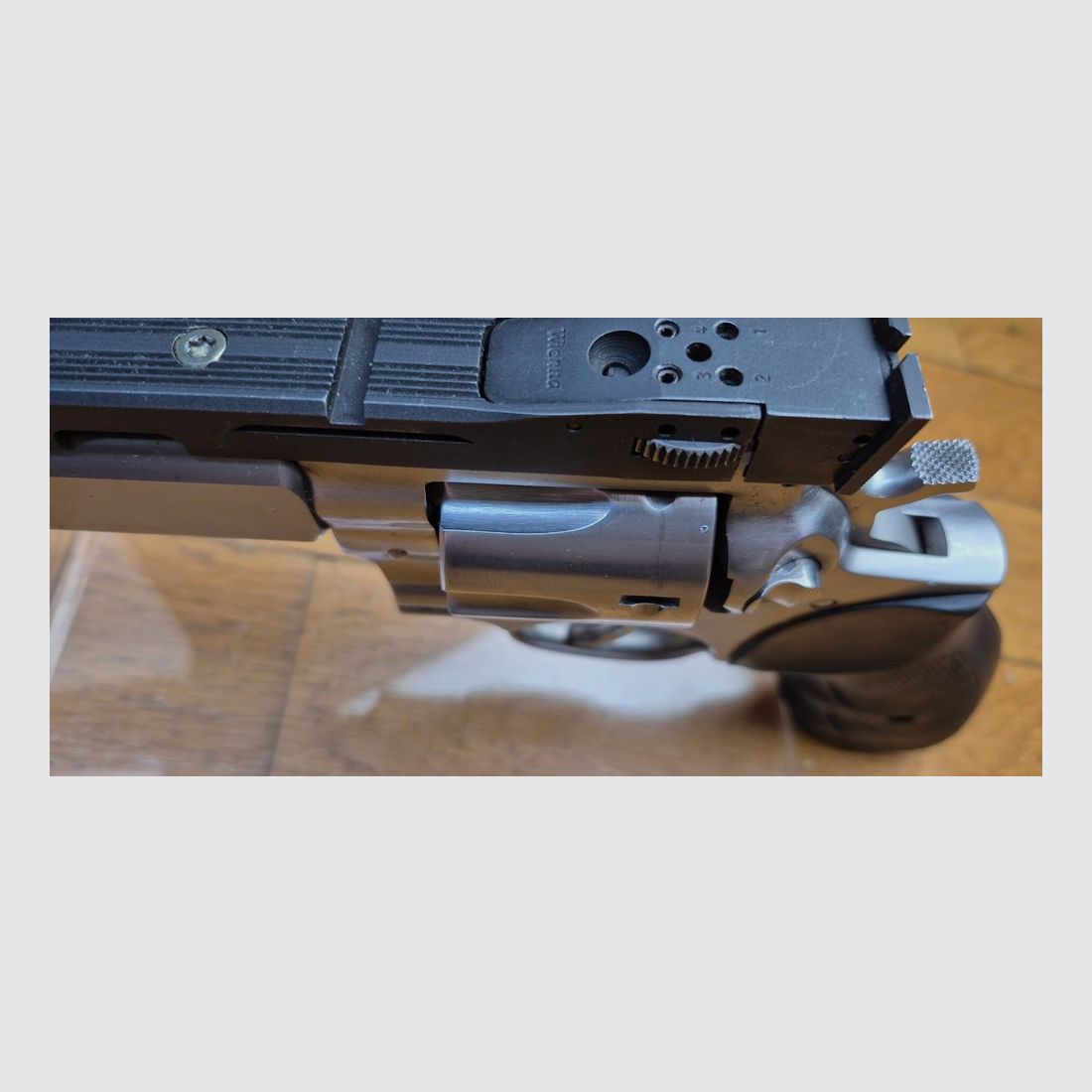 Selten Revolver Ruger GP 100 „Custom“ – Modell mit 6 Zoll Lauf – Seltene Anpassung mit schwerem Lauf ABOM in Deutschland – Vollstahl-Schiene mit verstellbarer Visierung und Wichita Korn aus 100% Stahl – Kal. 357Magnum / 38 special – Waffe aus September 1992 – Seltene Ruger Anpassung – TBE/TBE+, Bild 18 von 30